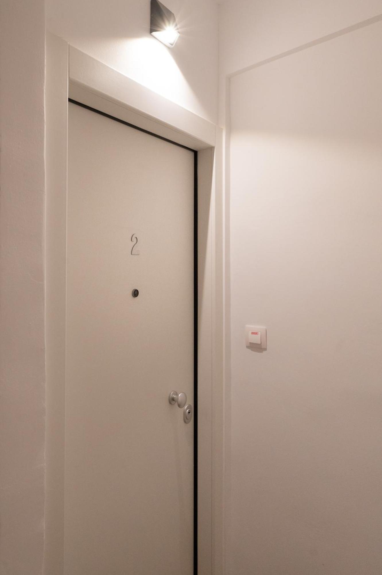 Honey Oak & Cream Patio By Nest Apartment Thessaloniki Room photo
