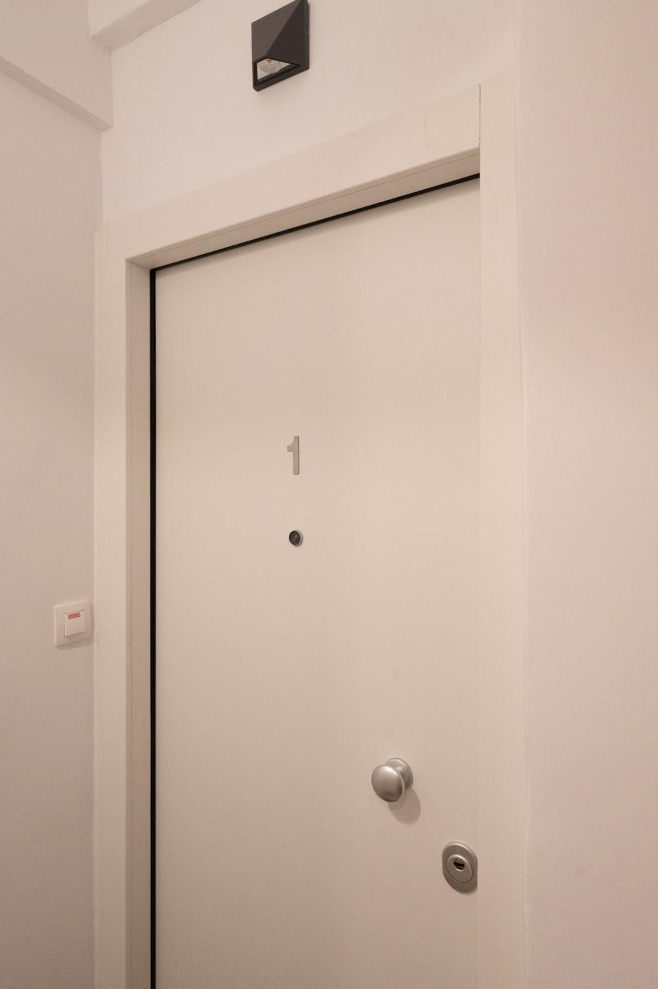Honey Oak & Cream Patio By Nest Apartment Thessaloniki Room photo